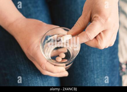 Medikamentenpille, sucht nach Nahrungsergänzungsmitteln und Überdosis, Medikamentenverordnung, Apotheke Tabletten, Gesundheit und Behandlung, Vitamine nehmen Stockfoto