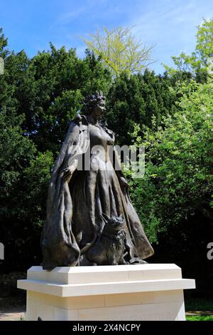 Die erste Gedenkstatue für Königin Elisabeth II. In den Library Gardens von Oakham Town, Rutland, England, Großbritannien Stockfoto