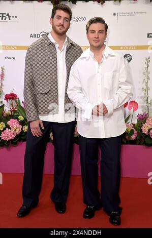 Jannik Schümann mit Freund Felix Kruck bei der 74. Verleihung des Deutschen Filmpreises 2024 im Theater am Potsdamer Platz. Berlin, 03.05.2024 *** Jannik Schümann mit Freund Felix Kruck bei der Verleihung des Deutschen Filmpreises 74 2024 am Theater am Potsdamer Platz Berlin, 03 05 2024 Foto:XF.xKernx/xFuturexImagex filmpreis2024 4412 Stockfoto