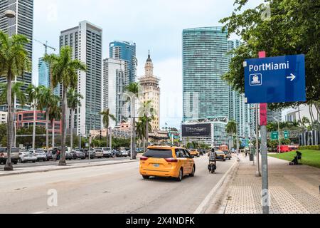 Miami, Florida - 18. November 2023: Biscayne Boulevard im Zentrum von Miami. Stadtstraße mit Hochhäusern und historischem Freedom Tower. Stockfoto
