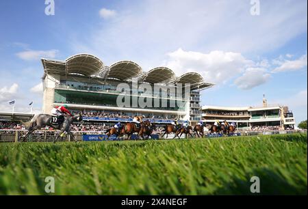 Crack Shot, der von Jockey Jamie Spencer (Mitte) auf dem Weg zum Sieg ...