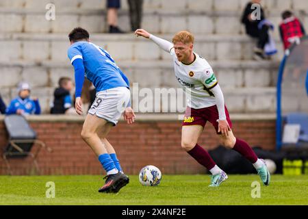 Stranraer, Schottland. Mai 2024. Euan O’Reilly (16 – Stenhousemuir) will Finn Ecrepont (19 – Stranraer) überspringen und in der ersten Halbzeit ein Kreuz schlagen Stockfoto