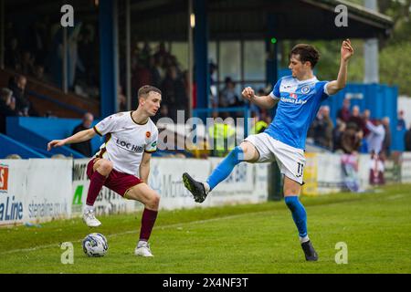 Stranraer, Schottland. Mai 2024. James Dolan (11 - Stranraer) blockiert James Berry (8 - Stenhousemuir) von seinem Kreuz Stockfoto