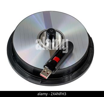 Horizontale Nahaufnahme eines USB-Flash-Speichers mit hoher Kapazität auf CD-Discs. Stockfoto