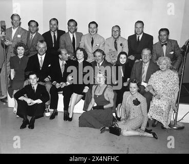 Am 19. Juni 1939 versammelten sich britische Schauspieler in Hollywood für eine NBC Radio Broadcast for The King and Queen. Hintere Reihe von links nach rechts LESLIE HOWARD, BASIL RATHBONE, BRIAN AHERNE, DAVID NIVEN, REGINALD GARDINER, ROLAND YOUNG, GEORGE SANDERS UND RONALD COLMAN. MITTLERE REIHE GREER GARSON, NIGEL BRUCE, SIR CEDRIC HARDWICKE, ANNA NEAGLE, WILL FYFFE, VIVIEN LEIGH, C. AUBREY SMITH UND CISSIE LOFTUS. Sitzplätze auf den Stockwerken FREDDIE BARTHOLOMEW, HEATHER THATCHER und EDNA BEST. Stockfoto