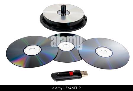 Horizontale Nahaufnahme eines Stapels von CDs und eines einzelnen USB-Flash-Laufwerks. Stockfoto