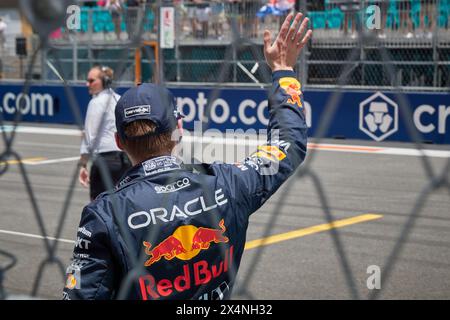 Miami Gardens, FL, USA. Mai 2024. Sprint. Ziellinie. F1 Miami GP am 4. Mai 2024 im Miami Autodrome in Miami Gardens, Florida, USA. 1. Platz: 1 Max Verstappen (NED) Red Bull Racing; 2. Platz: 16 Charles Leclerc (MON) Ferrari; 3. Platz: 11 Sergio Perez (MEX) Red Bull Racing. Quelle: Yaroslav Sabitov/YES Market Media/Alamy Live News. Stockfoto