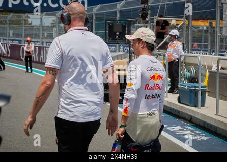 Miami Gardens, FL, USA. Mai 2024. Sprint. Ziellinie. F1 Miami GP am 4. Mai 2024 im Miami Autodrome in Miami Gardens, Florida, USA. 1. Platz: 1 Max Verstappen (NED) Red Bull Racing; 2. Platz: 16 Charles Leclerc (MON) Ferrari; 3. Platz: 11 Sergio Perez (MEX) Red Bull Racing. Quelle: Yaroslav Sabitov/YES Market Media/Alamy Live News. Stockfoto