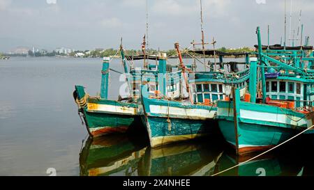 Bunte holzfischerboote in einem Hafen in kampot in kambodscha Stockfoto