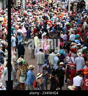 Louisville, Usa. Mai 2024. Fans des Rennsports nehmen am Samstag, den 4. Mai 2024 in Louisville, Kentucky, an der 150. Veranstaltung des Kentucky Derby in Churchill Downs Teil. Foto: Mark Abraham/UPI Credit: UPI/Alamy Live News Stockfoto