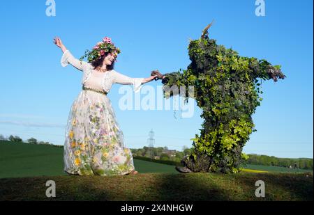 Richard (rechts) und Jenni Thompson, die den Green man und die May Queen während des Beltain Celtic Fire Festivals auf der Butser Ancient Farm in Waterlooville, Hampshire darstellen. Bilddatum: Samstag, 4. Mai 2024. Stockfoto