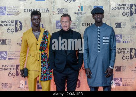 Ich David di Donatello Roter Teppich. Nella foto Matteo Garrone, Seydou Sarr e Moustapha Fall- Roma, Italia - Venerd&#xec; 3 Maggio 2024 (Foto Valentina Stefanelli/LaPresse)&#xa0; David Red Carpet von Donatello. Auf dem Foto Matteo Garrone, Seydou Sarr, Moustapha Fall- - Rom, Italien - Freitag, 3. Mai 2024 (Foto Valentina Stefanelli/LaPresse) I David di Donatello Roter Teppich. Nella foto Matteo Garrone, Seydou Sarr e Moustapha Fall- Roma, Italia - Venerd&#xec; 3 Maggio 2024 (Foto Valentina Stefanelli/LaPresse) &#xa0; David Red Carpet von Donatello. Auf dem Foto Matteo Garrone, Seydou Sarr, Moustap Stockfoto