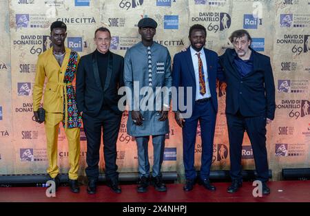 Ich David di Donatello Roter Teppich. Nella foto Matteo Garrone, Seydou Sarr, Moustapha Fall, Mamadou Kouassi e Massimo Ceccherini- Roma, Italia - Venerd&#xec; 3 Maggio 2024 (Foto Valentina Stefanelli/LaPresse)&#xa0; David Red Carpet von Donatello. Auf dem Foto Matteo Garrone, Seydou Sarr, Moustapha Fall, Mamadou Kouassi e Massimo Ceccherini - Rom, Italien - Freitag, 3. Mai 2024 (Foto Valentina Stefanelli/LaPresse) i David di Donatello Roter Teppich. Nella foto Matteo Garrone, Seydou Sarr, Moustapha Fall, Mamadou Kouassi e Massimo Ceccherini- Roma, Italia - Venerd&#xec; 3 Maggio 2024 (Foto Valentina Stockfoto