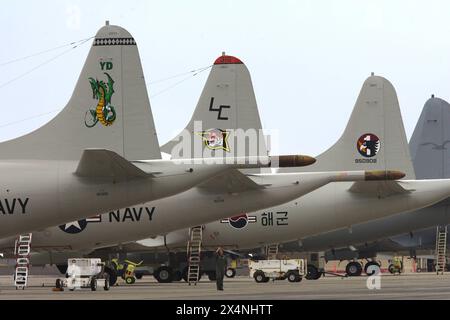 Seefernaufklärer vom Typ Lockheed P3 Orion von US Navy sowie der koreanischen Luftwaffe auf der Marine Corps Air Station MCAS Kaneohe Bay auf Hawaii. Seefernaufklärer vom Typ Lockheed P3 Orion von US Navy sowie der koreanischen Luftwaffe auf der Marine Corps Air Station MCAS Kaneohe Bay auf Hawaii Kaneohe Hawaii Vereinigte Staaten von Amerika *** US Navy und Korean Air Force Lockheed P3 Orion Marine Patrouillenflugzeug auf der Marine Corps Air Station MCAS Kaneohe Bay, Hawaii US Navy und Korean Air Force Lockheed P3 Orion Marine Patrouillenflugzeug auf der Marine Corps Air Station MCAS Kaneohe Bay, Hawaii K Stockfoto