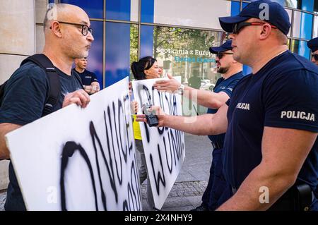 Warschau, Mazowieckie, Polen. Mai 2024. Polizisten drängen Pro-EU-Gegenprotestierende von der PolExit-Demonstration zurück und weg. Am 1. Mai feiert Polen den Tag der Arbeit mit einem Feiertag. Nationalistische und rechte Anti-EU-Demonstranten, die PolExit für den Austritt Polens aus der EU unterstützen, versammelten sich auf dem Warschauer Plac Konstytucji. Von dort aus marschierten sie zum EU-Büro in Warschau in der Jasna Straße, um ihren Widerstand gegen Polens Platz in der Europäischen Union zu zeigen. (Credit Image: © Neil Milton/SOPA Images via ZUMA Press Wire) NUR REDAKTIONELLE VERWENDUNG! Nicht für kommerzielle ZWECKE! Stockfoto