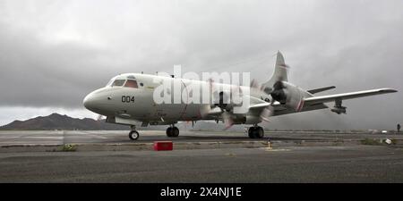 Eine scharfe, taktische Luft-Boden-Rakete vom Typ AGM-65 Maverick an der Tragfläche eines Seefernaufklärers vom Typ Lockheed P-3C Orion der US Navy. Eine scharfe, taktische Luft-Boden-Rakete vom Typ AGM-65 Maverick an der Tragfläche eines Seefernaufklärers vom Typ Lockheed P-3C Orion der US Navy. Kaneohe Hawaii Vereinigte Staaten von Amerika *** Eine taktische Luft-Boden-Rakete des Typs AGM 65 Maverick auf dem Flügel eines Lockheed P 3C Orion Seefahrtflugzeugs der US Navy A live, taktische Luft-Boden-Rakete vom Typ AGM 65 Maverick auf dem Flügel einer Lockheed P 3C Orion mari Stockfoto