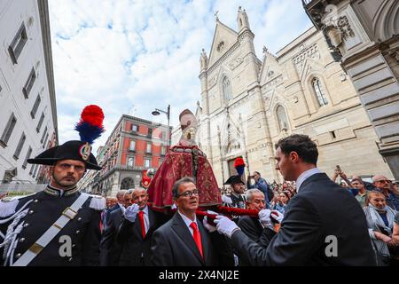 Neapel, Italien, 4. Mai 2024. Die Büste von San Gennaro, vor der Kathedrale von Neapel, während der Prozession des schutzheiligen in den Straßen von Neapel Credit: Marco Cantile/Alamy Live News Stockfoto