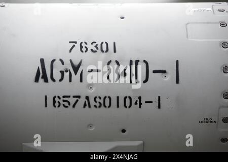 Ein scharfer Seezielflugkörper vom Typ Boeing AGM-84D Harpoon wird an einem Seefernaufklärer vom Typ Lockheed P-3C Orion der US Navy auf der Marine Corps Air Station MCAS Kaneohe Bay auf Hawaii montiert. Ein scharfer Seezielflugkörper vom Typ Boeing AGM-84D Harpoon wird an einem Seefernaufklärer vom Typ Lockheed P-3C Orion der US Navy auf der Marine Corps Air Station MCAS Kaneohe Bay auf Hawaii montiert. Kaneohe Hawaii Vereinigte Staaten von Amerika *** Eine Boeing AGM 84D Harpoon ist auf einem US Navy Lockheed P 3C Orion Marine Patrouillenflugzeug montiert Stockfoto