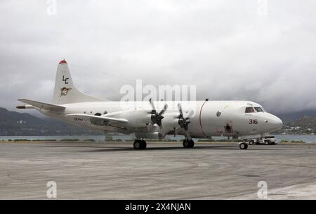 Ein Seefernaufklärer vom Typ Lockheed P-3 Orion der US Navy auf der Marine Corps Air Station MCAS Kaneohe Bay auf Hawaii. Ein Seefernaufklärer vom Typ Lockheed P-3 Orion der US Navy auf der Marine Corps Air Station MCAS Kaneohe Bay auf Hawaii. Kaneohe Hawaii Vereinigte Staaten von Amerika *** Ein US Navy Lockheed P 3 Orion Marine Patrouillenflugzeug auf Marine Corps Air Station MCAS Kaneohe Bay, Hawaii Ein US Navy Lockheed P 3 Orion Marine Patrouillenflugzeug auf Marine Corps Air Station MCAS Kaneohe Bay, Hawaii Kaneohe Hawaii Vereinigte Staaten von Amerika Stockfoto