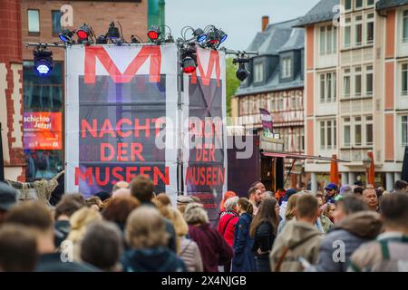 04. Mai 2024, Hessen, Frankfurt/Main: Besucher der Museumsnacht drängen sich auf den Römerberg. Die Nacht der Museen findet von 19.00 bis 2.00 Uhr in 40 Kulturinstitutionen in Frankfurt, Offenbach und Eschborn statt. Die Veranstalter, darunter das Kulturamt der Stadt Frankfurt, erwarten in diesem Jahr rund 30.000 Besucher. Foto: Andreas Arnold/dpa Stockfoto