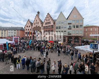 04. Mai 2024, Hessen, Frankfurt/Main: Besucher der Museumsnacht drängen sich auf den Römerberg. Die Nacht der Museen findet von 19.00 bis 2.00 Uhr in 40 Kulturinstitutionen in Frankfurt, Offenbach und Eschborn statt. Die Veranstalter, darunter das Kulturamt der Stadt Frankfurt, erwarten in diesem Jahr rund 30.000 Besucher. Foto: Andreas Arnold/dpa Stockfoto