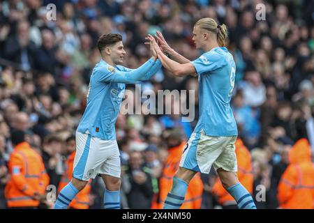 Erling Haaland aus Manchester City wird während des Premier League-Spiels Manchester City gegen Wolverhampton Wanderers im Etihad Stadium, Manchester, Großbritannien, 4. Mai 2024 durch Julián Álvarez aus Manchester City ersetzt (Foto: Mark Cosgrove/News Images) Stockfoto