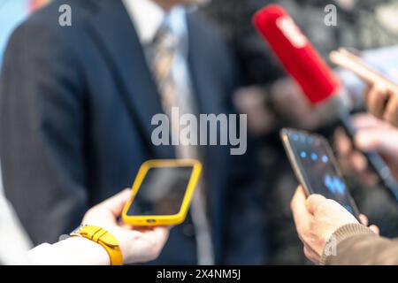 Pressekonferenz, Nachrichtenreporter interviewen nicht erkennbare Politiker oder Geschäftsleute während der Medienveranstaltung Stockfoto