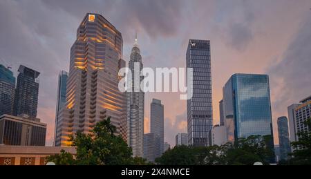 Kuala Lumpur , Malaysia Skyline von der Saloma Link Brücke über den Klang Fluss . Sonnenuntergang Stockfoto