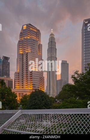 Kuala Lumpur , Malaysia Skyline von der Saloma Link Brücke über den Klang Fluss . Sonnenuntergang Stockfoto