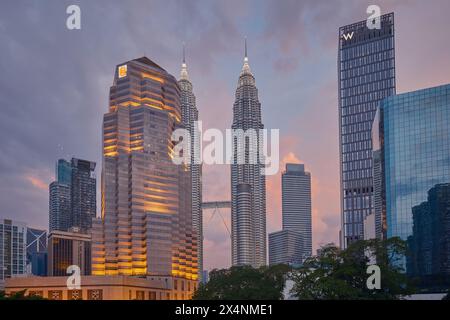 Kuala Lumpur , Malaysia Skyline von der Saloma Link Brücke über den Klang Fluss . Sonnenuntergang Stockfoto