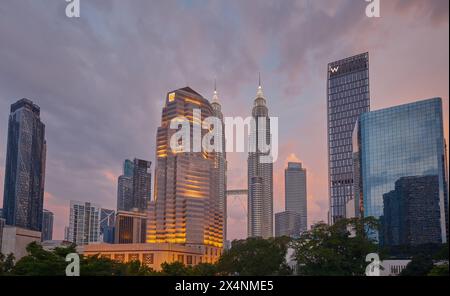 Kuala Lumpur , Malaysia Skyline von der Saloma Link Brücke über den Klang Fluss . Sonnenuntergang Stockfoto