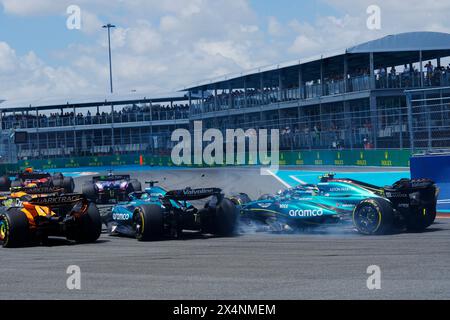 Miami, Florida, USA. Mai 2024. 14 Aston Martin Aramco F1 Team, Fernando Alonso (SPA) stürzt in Teamkollegen #18 Aston Martin Aramco F1 Team, Lance Walk (CAN), der #4 McLaren F1 Team trifft, Lando Norris (GBR) in Kurve 1 zu Beginn des Sprint Race beim Formel 1 Miami Grand Prix Crypto.com in Miami, Florida. Max Verstappen von Red Bull Racing gewann das Rennen. (Kreditbild: © Richard Dole/ZUMA Press Wire) NUR REDAKTIONELLE VERWENDUNG! Nicht für kommerzielle ZWECKE! Stockfoto