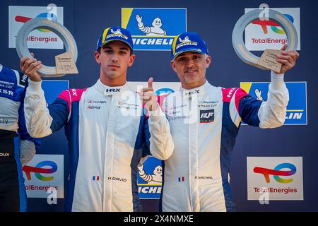 Le Castellet, Frankreich. Mai 2024. 85 MICHAL Fabien (FRA), DAVID Hadrien (FRA), R-Ace GP, Duqueine M30 - D08 - Nissan, Porträt-Podium während der 2. Runde des Michelin Le Mans Cup 2024 auf dem Circuit Paul Ricard vom 3. Bis 5. Mai 2024 in Le Castellet, Frankreich - Foto Paulo Maria/DPPI Credit: DPPI Media/Alamy Live News Stockfoto