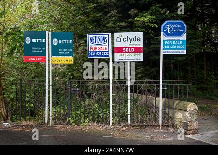 Schilder für Immobilienmakler an Geländern in der Nähe von Wohneigentum in Edinburgh, Schottland, Großbritannien. Stockfoto