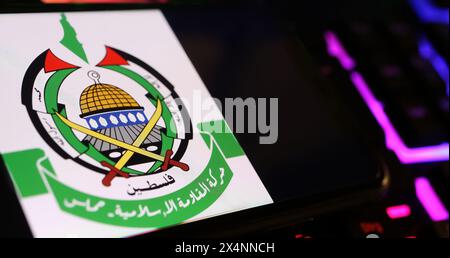 Viersen, Deutschland - 1. Mai. 2024: Smartphone mit Hamas-Emblem auf Computertastatur Stockfoto