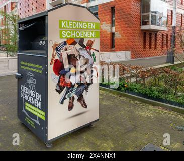 Amsterdam, Niederlande, 07.04.2024, Spendenbehälter für gebrauchte Kleidung und Schuhe. Sammelbehälter für Second Hand Kleidung in Zuidas Viertel Stockfoto