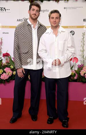 Jannik Schümann mit Freund Felix Kruck bei der 74. Verleihung des Deutschen Filmpreises 2024 im Theater am Potsdamer Platz. Berlin, 03.05.2024 Stockfoto
