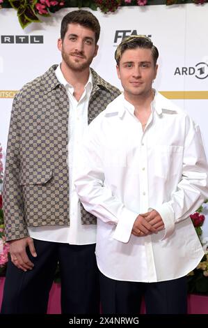 Jannik Schümann mit Freund Felix Kruck bei der 74. Verleihung des Deutschen Filmpreises 2024 im Theater am Potsdamer Platz. Berlin, 03.05.2024 Stockfoto