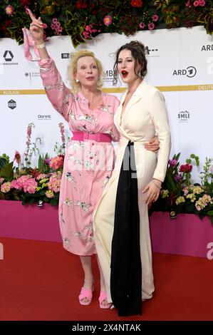 Sunnyi Melles mit Tochter Leonille Wittgenstein bei der 74. Verleihung des Deutschen Filmpreises 2024 im Theater am Potsdamer Platz. Berlin, 03.05.2024 Stockfoto