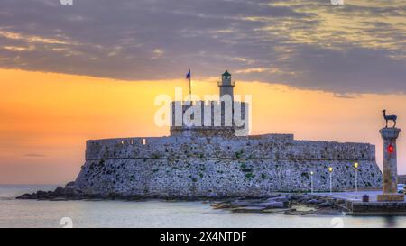 Eine Burg am Meer mit einem atemberaubenden Sonnenuntergang im Hintergrund, Sonnenaufgang, Sonnenaufgang, Sonnenaufgang, Fort von St. Nikolaos, Leuchtturm, europäische Reh-Statue Stockfoto