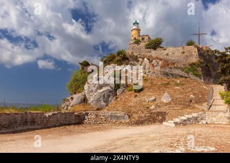 Leuchtturm auf der Alten Festung in Kerkyra, Korfu, Griechenland, unter einem bewölkten Himmel Stockfoto