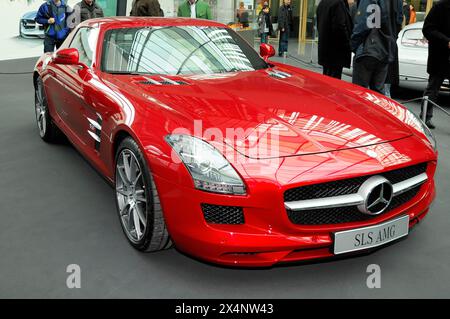 Vorderansicht eines roten Mercedes SLS AMG Sportwagens auf einer Automobilausstellung in Stuttgart Messe, Stuttgart, Baden-Württemberg, Deutschland Stockfoto