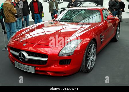 Ein knallroter Mercedes SLS AMG Sportwagen in einem Ausstellungsraum in Stuttgart Messe, Stuttgart, Baden-Württemberg, Deutschland Stockfoto