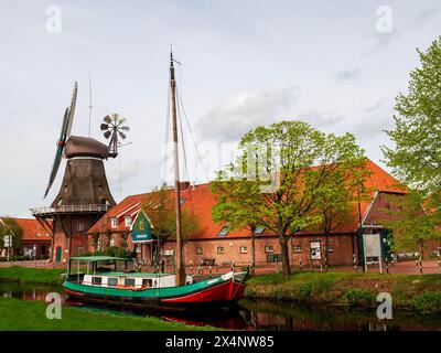 Historische Windmühle, Galerie hollaender, Traditionsschiff Mariechen, am Grossefehn-Kanal, Westgrossefehn, Gemeinde Grossefehn, Landkreis von Stockfoto