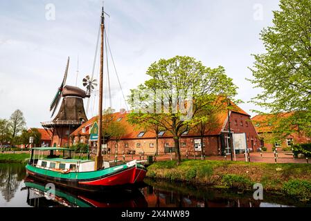 Historische Windmühle, Galerie hollaender, Traditionsschiff Mariechen, am Grossefehn-Kanal, Westgrossefehn, Gemeinde Grossefehn, Landkreis von Stockfoto