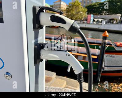 Ladestation für Elektrofahrzeuge, Nahaufnahme der Ladestation für Elektrofahrzeuge im Freien Stockfoto