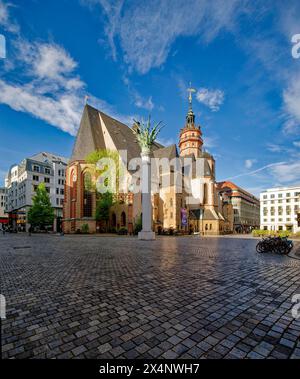 Nikolaikirche mit dem Nikolaisaeule von Markus Glaeser zum Gedenken an die montags Demonstrationen, Nikolaikirchhof, Leipzig, Sachsen, Deutschland Stockfoto