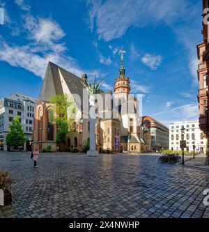 Nikolaikirche mit dem Nikolaisaeule von Markus Glaeser zum Gedenken an die montags Demonstrationen, Nikolaikirchhof, Leipzig, Sachsen, Deutschland Stockfoto