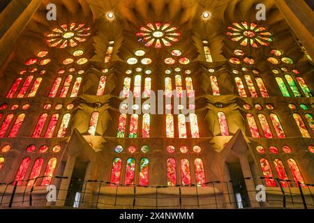 Bunte Buntglasfenster im Seitenschiff, Sagrada Familia, Basilika von Antoni Gaudi, Barcelona, Katalonien, Spanien Stockfoto