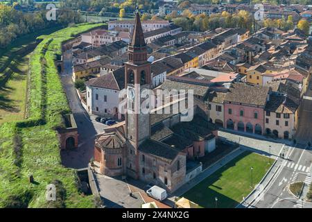 Pizzighettone aus der Vogelperspektive, eine malerische kleine Stadt am Fluss Adda in der Provinz Cremona, Lombardei, Italien. Stockfoto